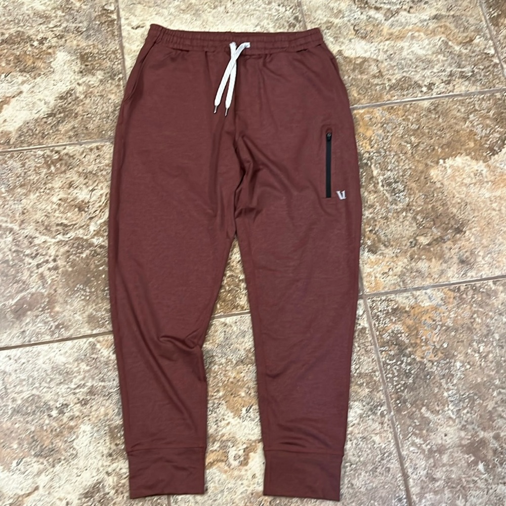 Size medium men’s Vuori jogger